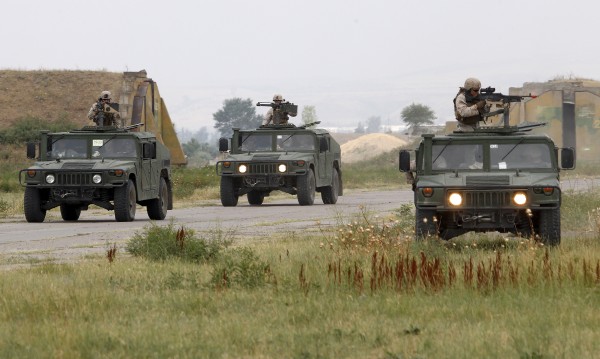В Косово пристигнаха 24 бронирани машини от САЩ