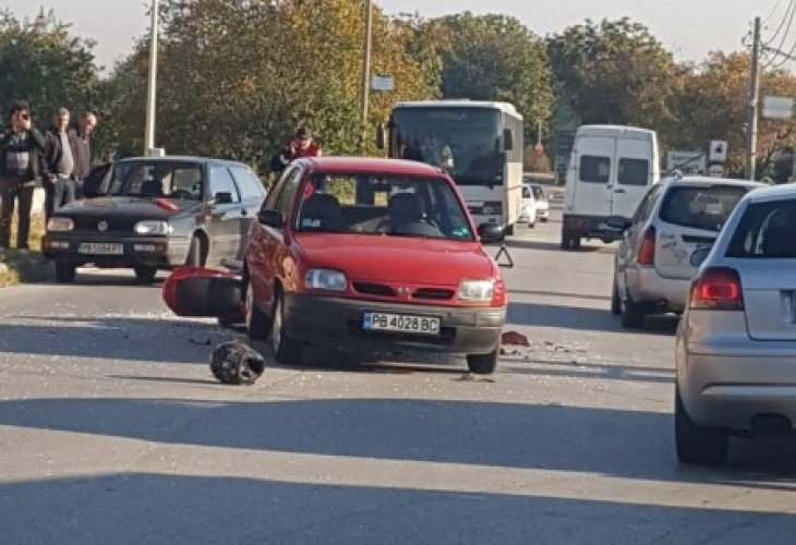 Кръв оплиска пътя на входа на село Брестник, каска на мотоциклетист се търкаля на шосето (СНИМКИ)