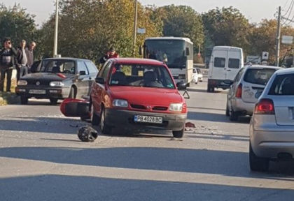 Кръв оплиска пътя на входа на село Брестник, каска на мотоциклетист се търкаля на шосето (СНИМКИ)