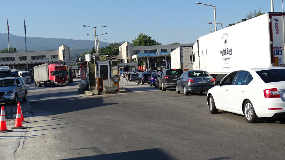 Колони от автомобили на границата с Гърция и в двете посоки