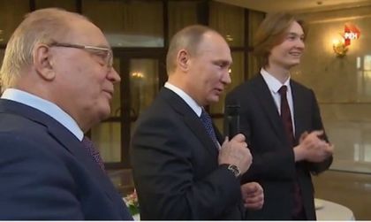 Путин пя със студенти