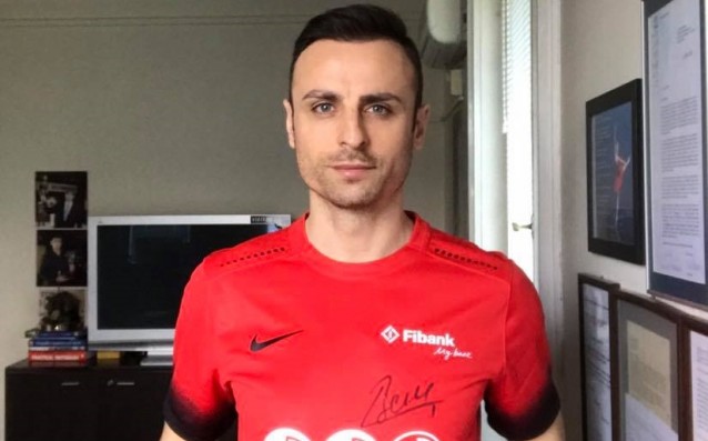 Бербатов показа фланелката за мача с Фиго