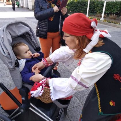 Пловдив: Баба Марта раздаде мартенички пред сградата на Общината