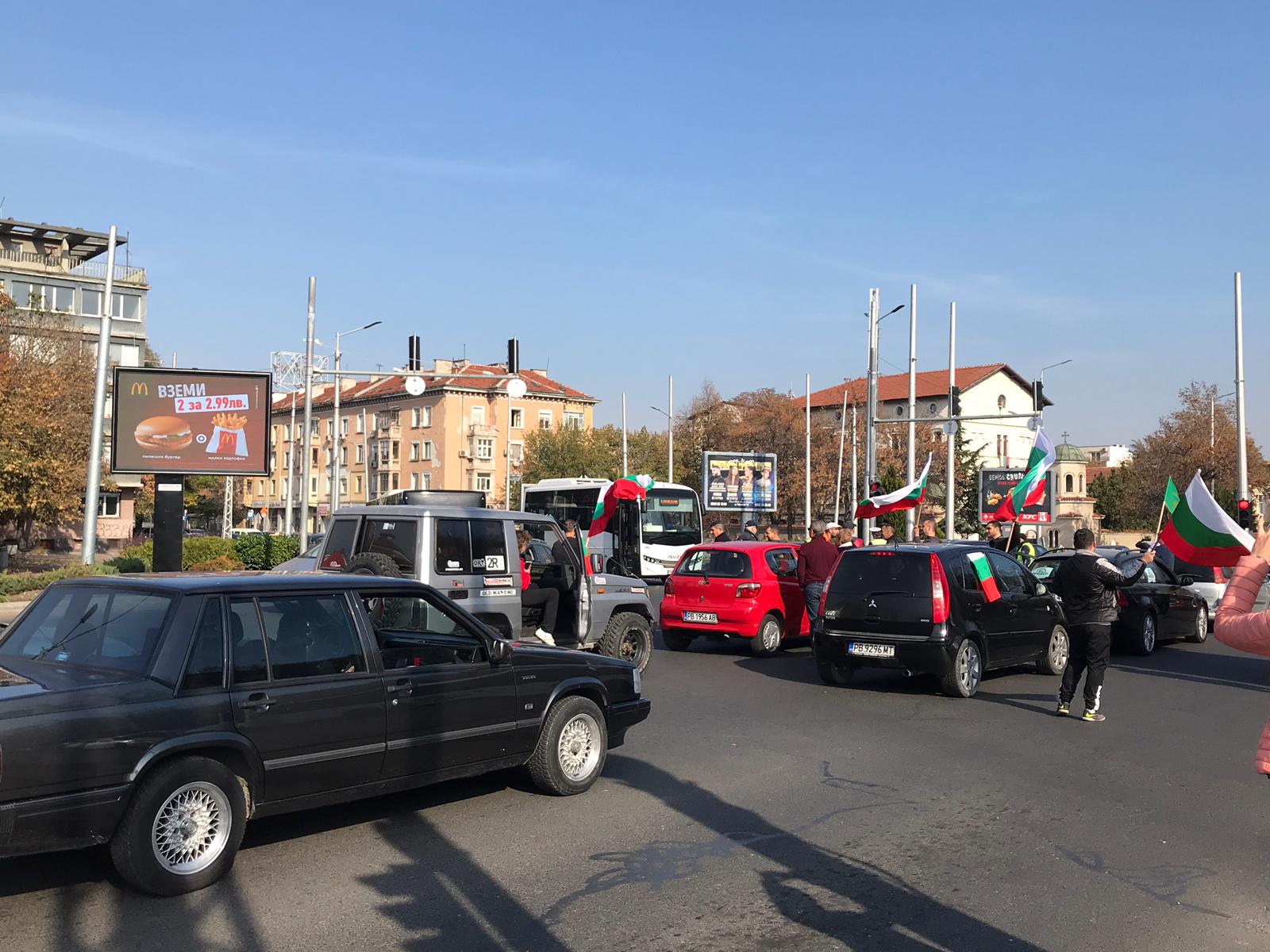СНИМКИ: Пълна блокада в центъра на Пловдив! Протестът затапи възлово кръстовище