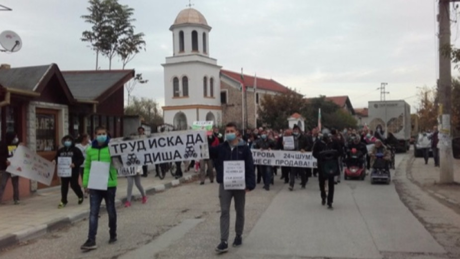 Мая Манолова приема протестиращите срещу биоцентралата в пловдивското село Труд