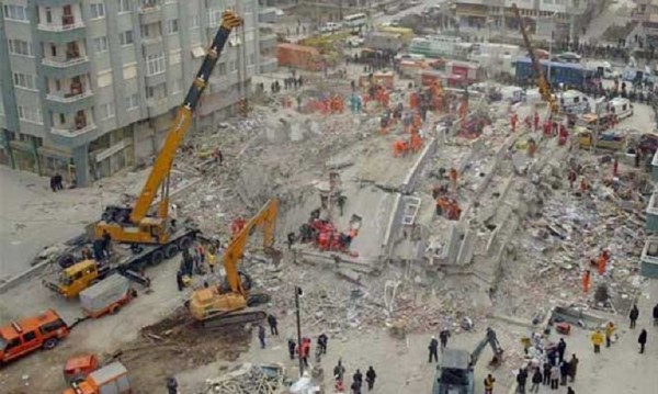 Един загинал и много затрупани под рухналата сграда в Турция