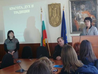 Хасково: Зам.-кметът на Тополовград Маргарита Георгиева посрещна ученици и учители от от три държави в рамките на проекта „Млади откриватели, утрешни предприемачи“