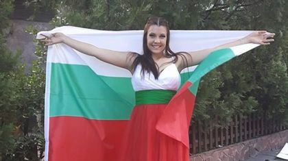 Абитуриентка показа любовта си към България на бала