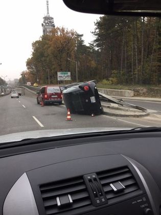 Катастрофа до Телевизионната кула в София, кола се обърна (Снимки)