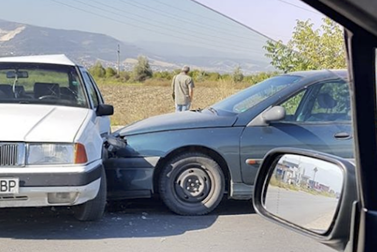 Шофьор се заби странично в колега на Асеновградско шосе СНИМКИ