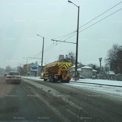 София: 180 снегорина са извършили обработки срещу заледяване през нощта в столицата