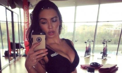 Секс бомба на руския шоубизнес с разтърсващи СЕЛФИТА след земетресението в Румъния