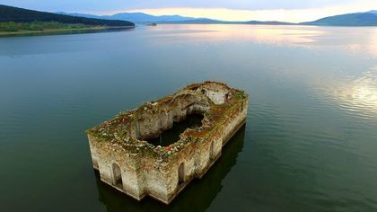 Daily Mail: Потопената църква в България (галерия)