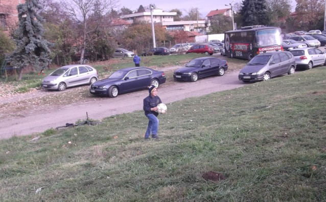 Локо Сф хвана селския път към магистралата