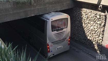 Автобус се заклещи във варненски подлез