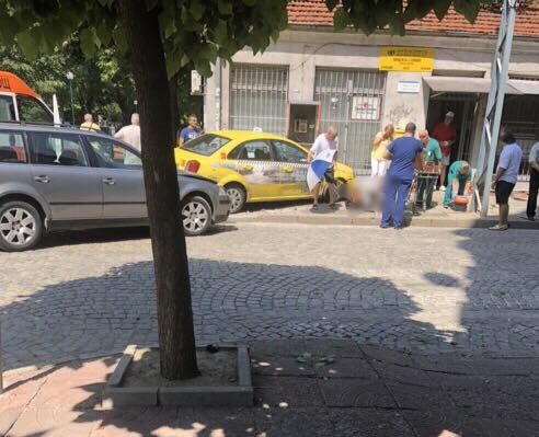Форд се блъсна в Мерцедес в Кючука, а след това отнесе жена на тротоара