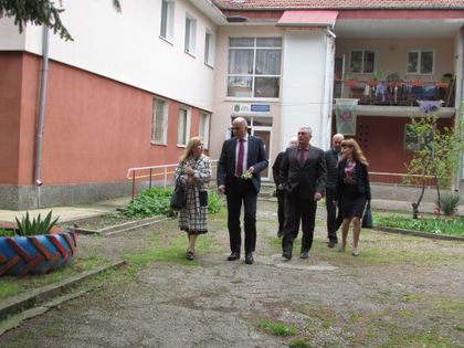 Народният представител Светлана Ангелова и министърът на труда и социалната политика Бисер Петков посетиха Две могили