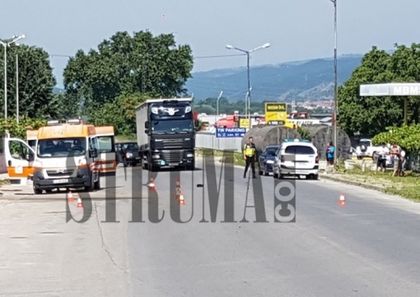 Първи СНИМКИ от страшна трагедия край Петрич! Джип зави наляво и труповете на двама мотористи останаха на пътя