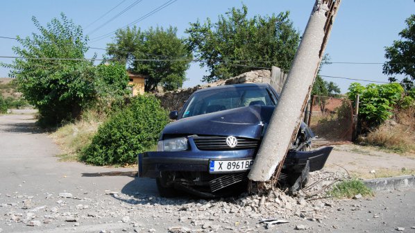 Шофьор на Фолксваген се заби в стълб в пловдивско село