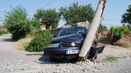 Шофьор на Фолксваген се заби в стълб в пловдивско село