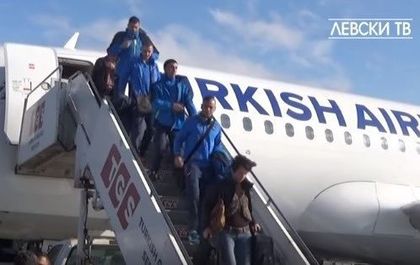 „Левски“ пристигна в Анталия (ВИДЕО)