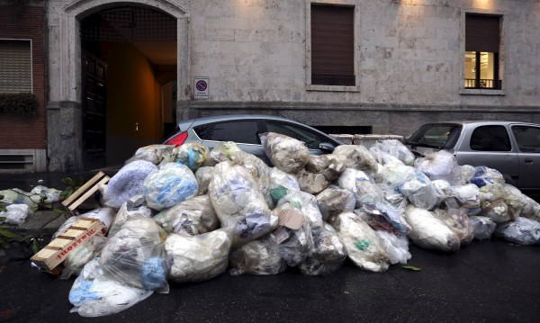 Рим в разруха: Запуснати улици, боклук навсякъде, луд трафик