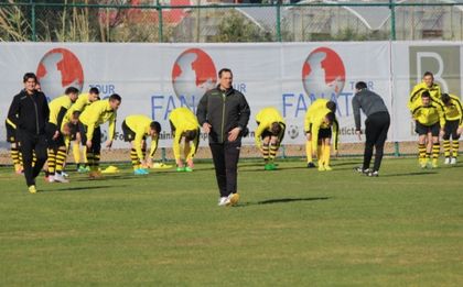 Костов взе 18 играчи за мача с Левски, Терзиев и Марин в групата