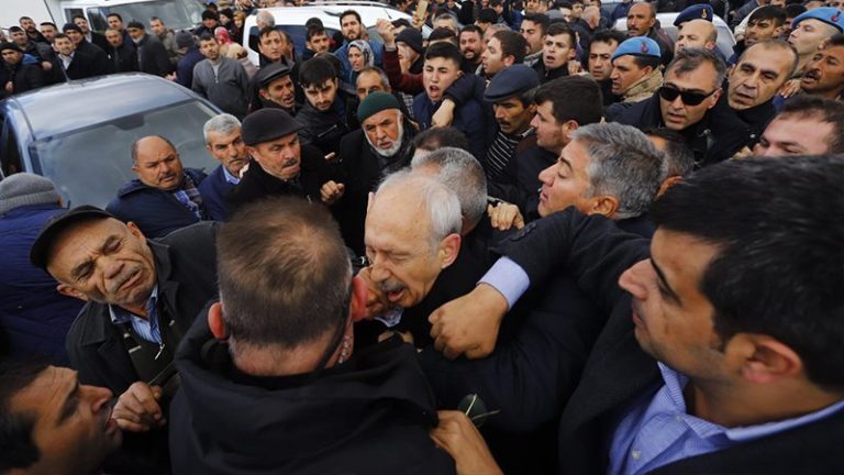 Нападнаха лидера на водещата опозиционна партия в Турция