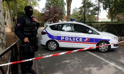 Нападателят с нож в предградие на Париж имал психични проблеми