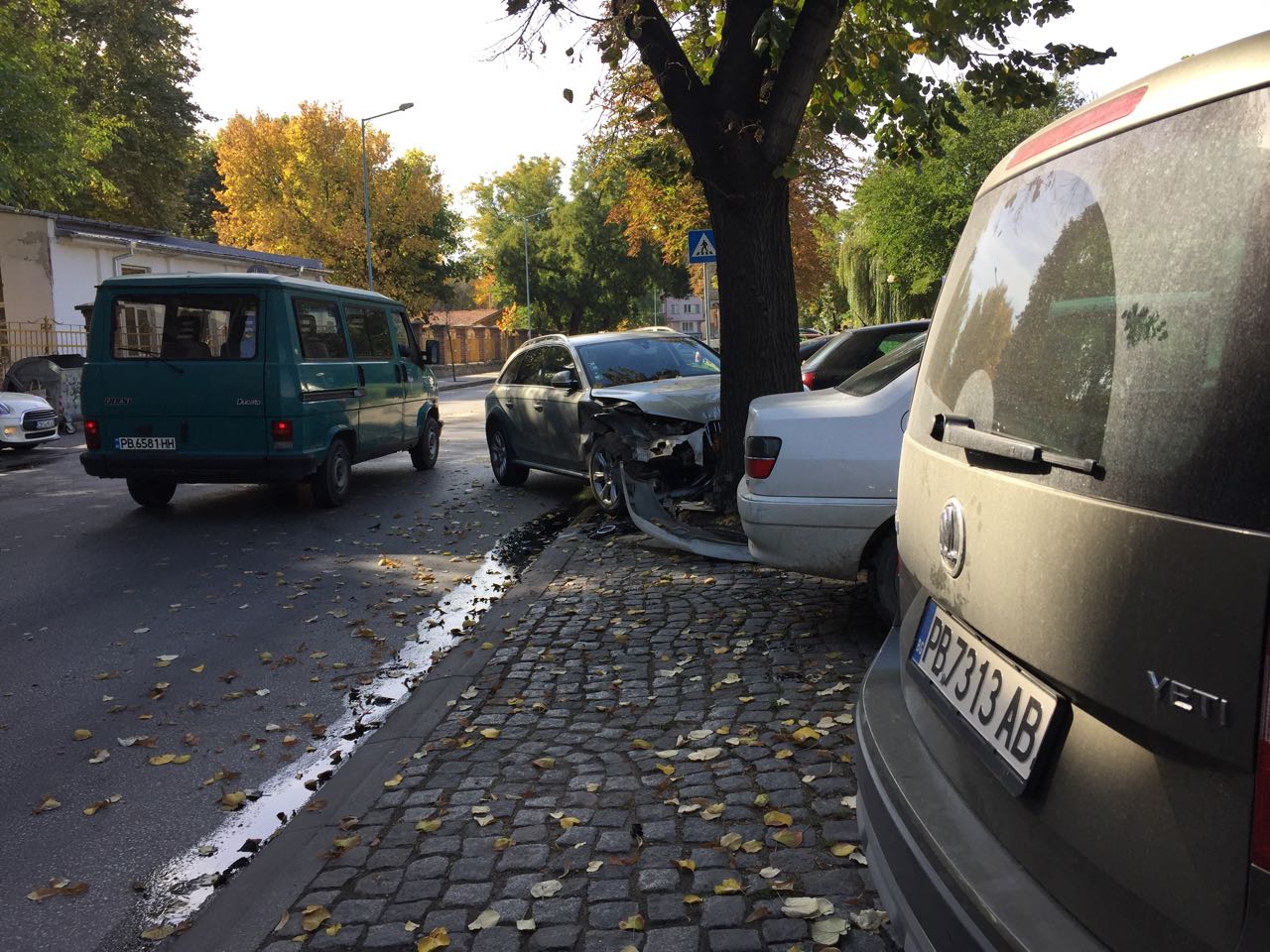 Разбра се кой е виновен за мелето на бул. Марица, пожарникари разчистват пътя от разлято масло (СНИМКИ)