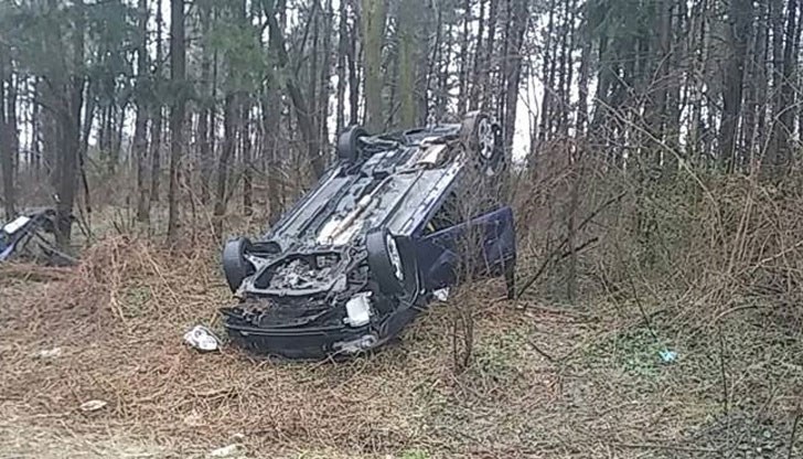 Лек автомобил се обърна край Червена вода