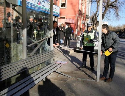 Вдовицата с трите деца гледа възстановка на катастрофата с пияния шофьор (СНИМКИ)