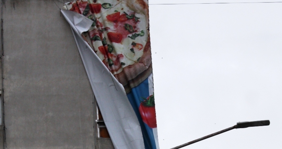 Огромна нарисувана пица може да се стовари на улицата във Варна, опасно е! (снимки)