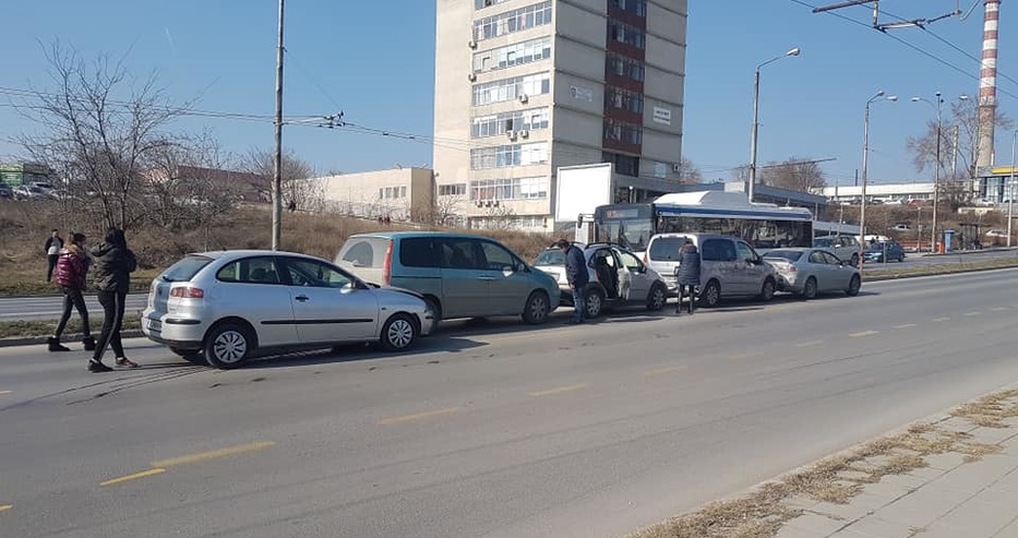 Куриозна ситуация! Петорна верижна катастрофа точно пред КАТ - Варна (снимка)
