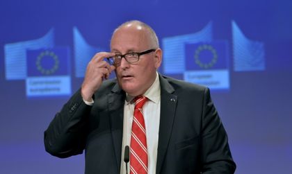 Полша на прицел: ЕК удря Варшава с цялата си тежест