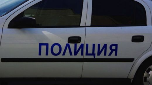 Полицай с патрулка помете паркиран автомобил