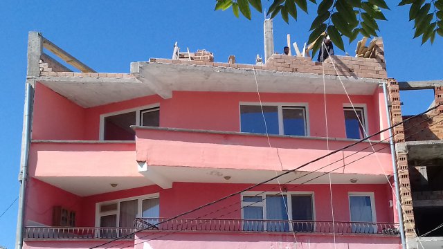 В Аджисана сами събарят незаконните къщи