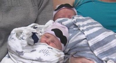 Близнаци се родиха в различни години