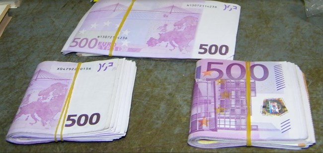 Двама мъже укрили в тайник 128 000 евро, задържаха ги на Калотина (Снимки)