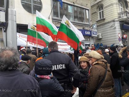 Протестиращи се опитаха да нахлуят в сградата на КЕВР