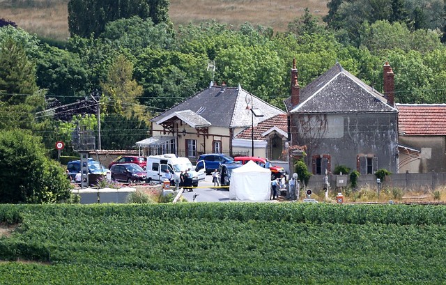 Влак отнесе кола, минала при спуснати бариери във Франция! 3 деца загинаха