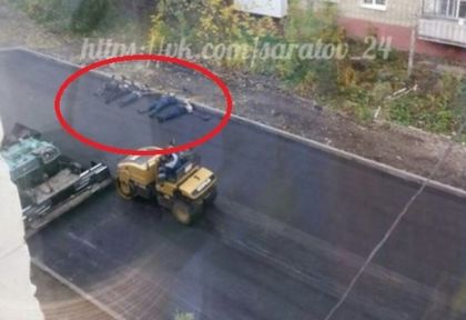 СНИМКИ на работници, натръшкани върху горещ асфалт, подлудиха мрежата