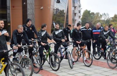 Футболистите на Локомотив се качиха на колелата за сутрешната тренировка СНИМКИ