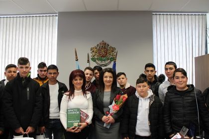 Добрич: Кметът на община Каварна Нина Ставрева посрещна учениците от ПЗГ "Кл. Арк. Тимирязев"