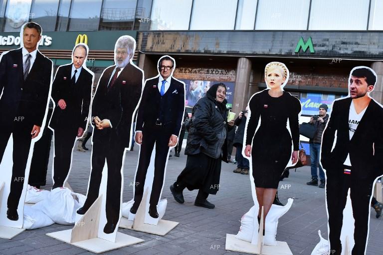 ТАСС: Владимир Зеленский получава 30,4%, Петро Порошенко – 17,8%, показват първите екзитполове