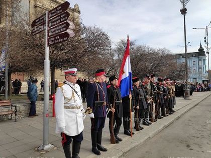 Варна: Десетки граждани наблюдаваха тържественото издигане на националния флаг на площад „Св. св. Кирил и Методий”