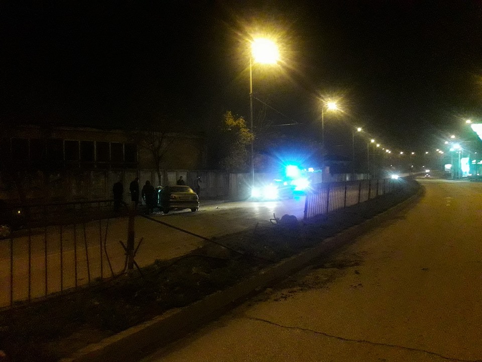 Две тежки катастрофи в Пловдив! БМВ се размаза в ограда и дърво на Кукленско, побесняла жена влезе в подлез с колата си (СНИМКИ)
