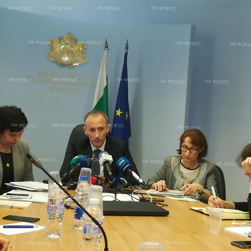 Министър Красимир Вълчев: В 16 професионални направления в различни висши училища няма да бъде утвърден приемът