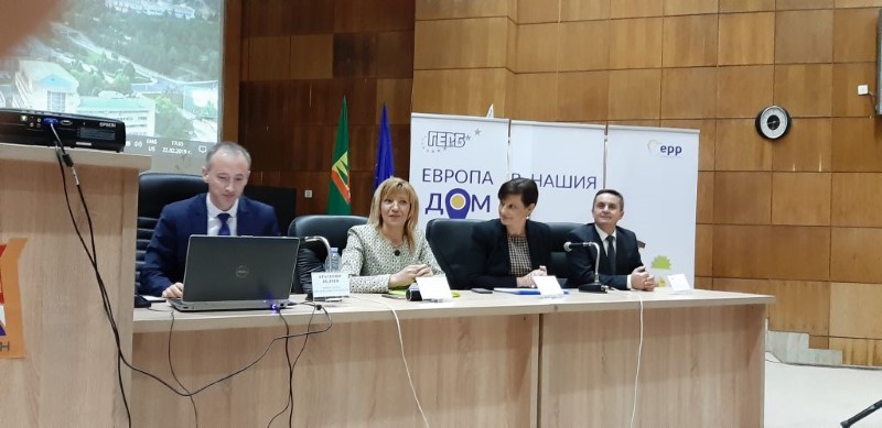 Смолян: Министър Красимир Вълчев участва в граждански диалог на тема образование