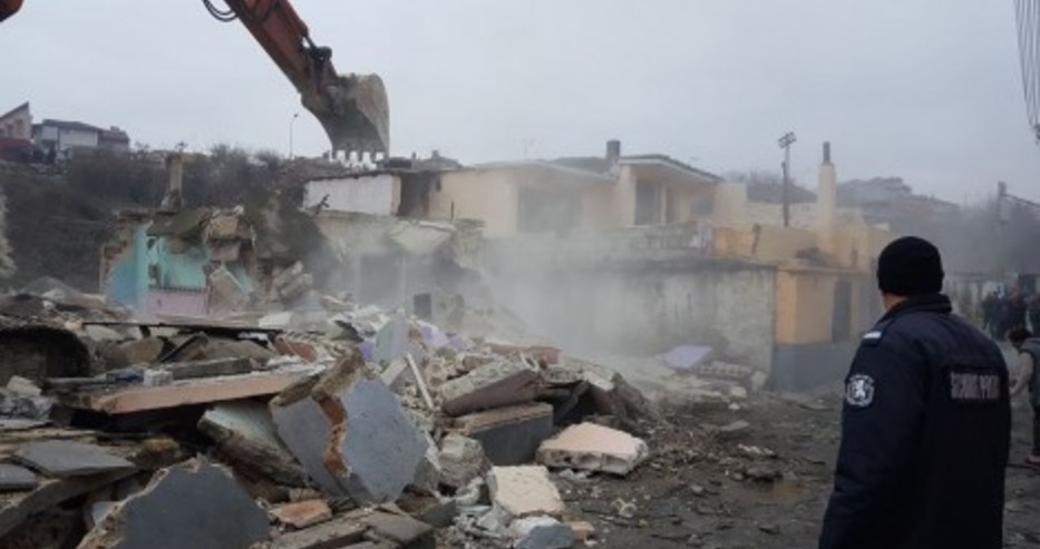 Събориха 19 незаконни къщи във варненския квартал 